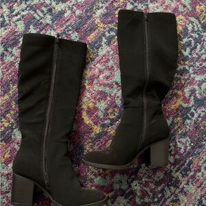 Chic Black Heeled Boots
